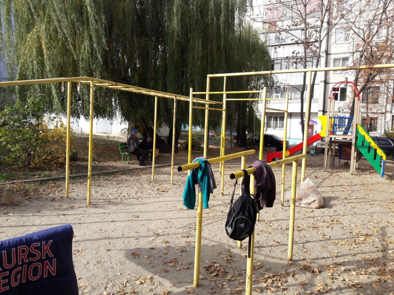 Niedrige Barren bei Calisthenics Park at Хуторская улица, городской округ Курск – Foto 4 von 4