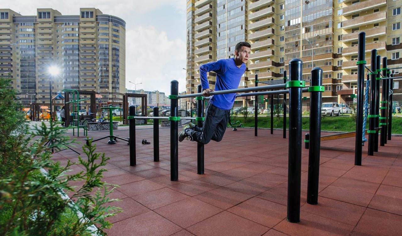 Maniglie per piegamenti presso Calisthenics Park at Олимпийский жилой массив, Воронеж – foto 2 di 2
