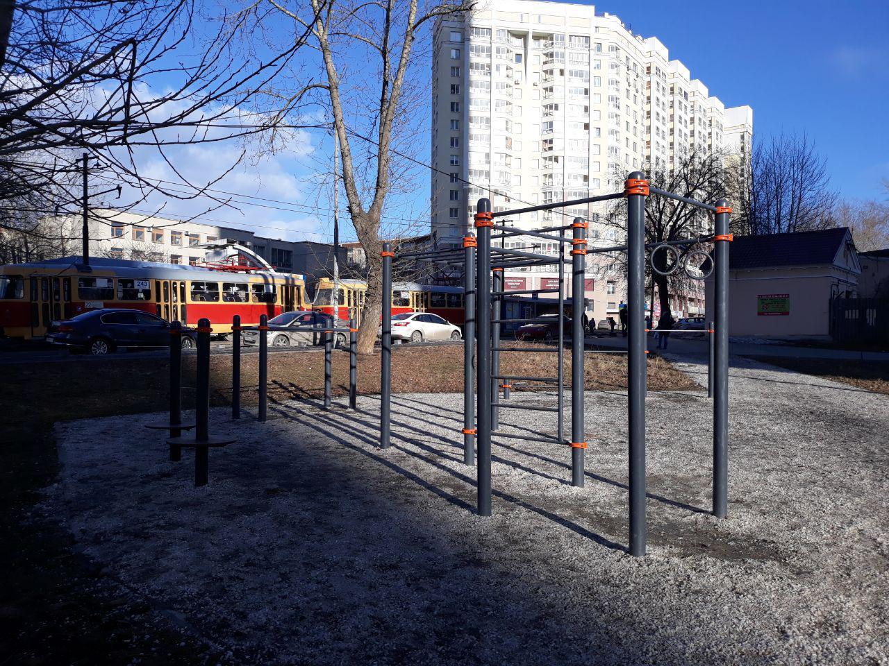Parallel Gym Bars at Calisthenics Park at Трамвайный переулок, Екатеринбург – photo 2 of 2