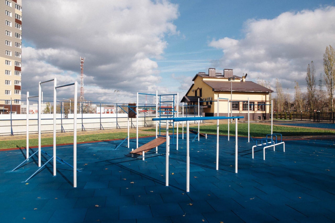 Klimmzugstange bei Calisthenics Park at Многофункциональная спортивная площадка, Нововоронеж – Foto 1 von 2