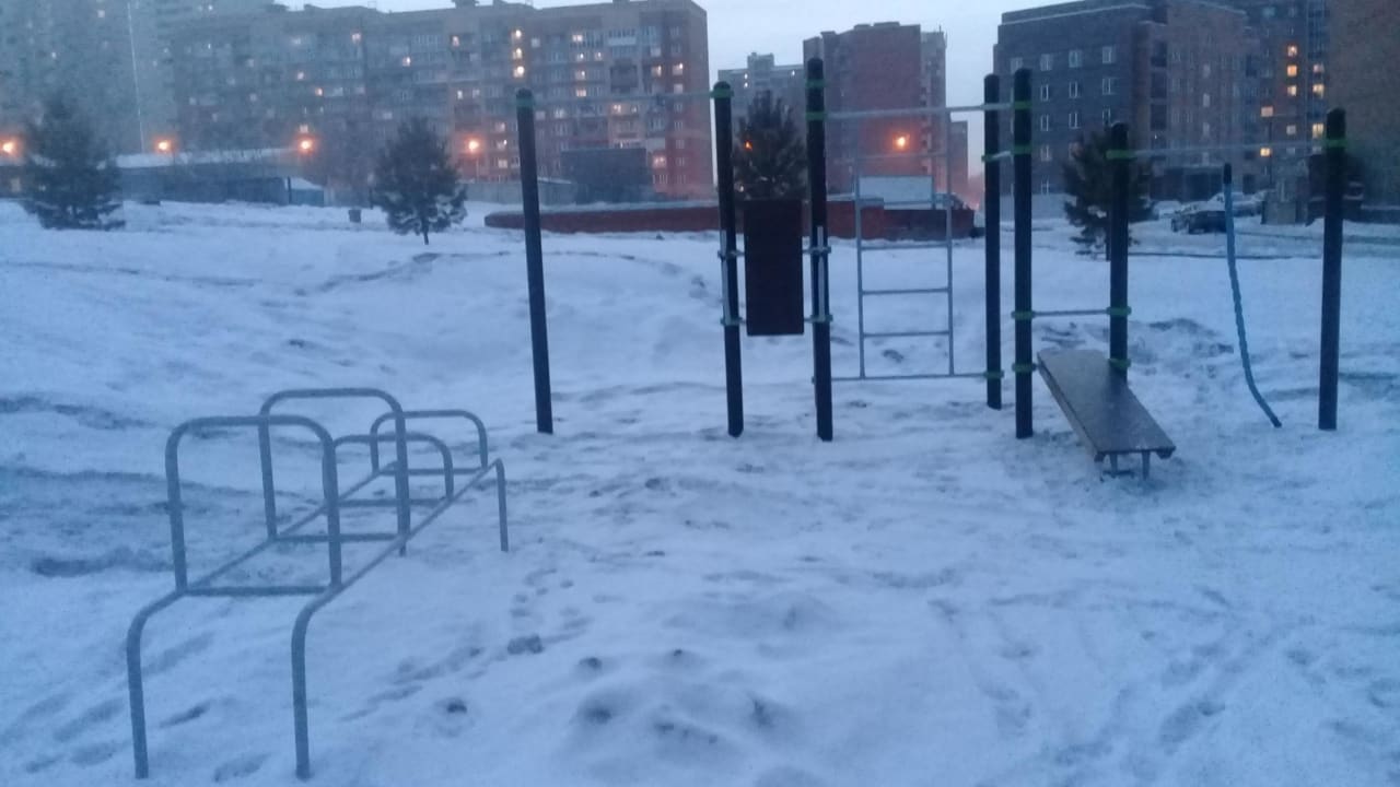 Parallele presso Calisthenics Park at Заречная улица, городской округ Новосибирск – foto 3 di 5