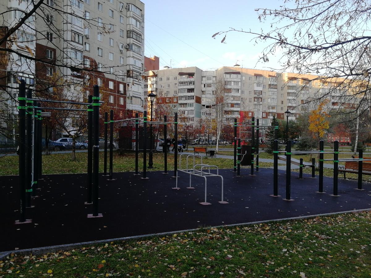 Sbarra per trazioni presso Calisthenics Park at Сквер победы, Тюмень – foto 1 di 1