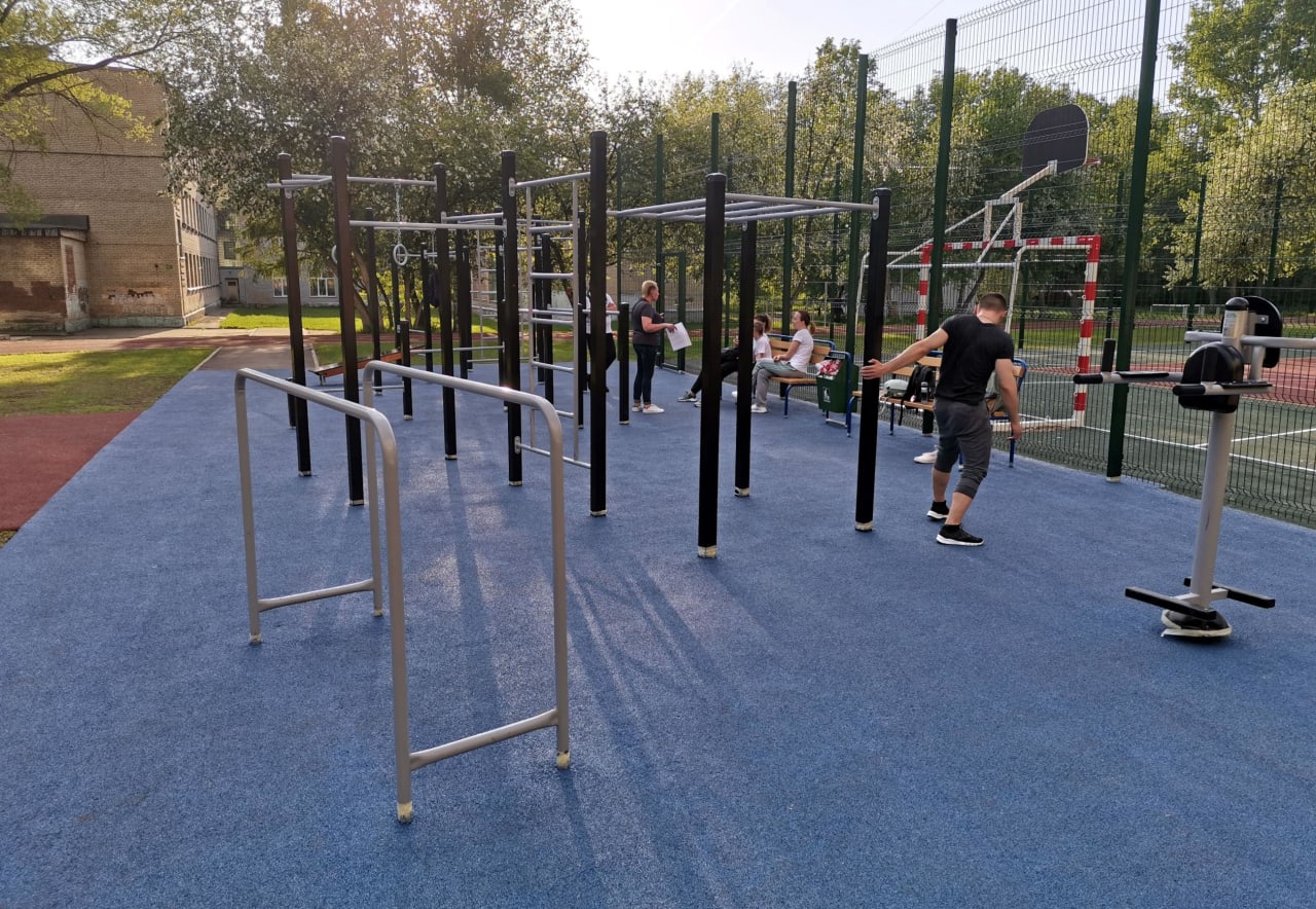 Hangelstange bei Calisthenics Park at улица Иванова, городской округ Новосибирск – Foto 3 von 4
