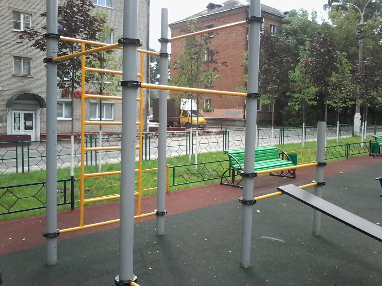 Bară de tracțiuni la Calisthenics Park at Школьная улица, Ивантеевка – fotografia 9 din 15
