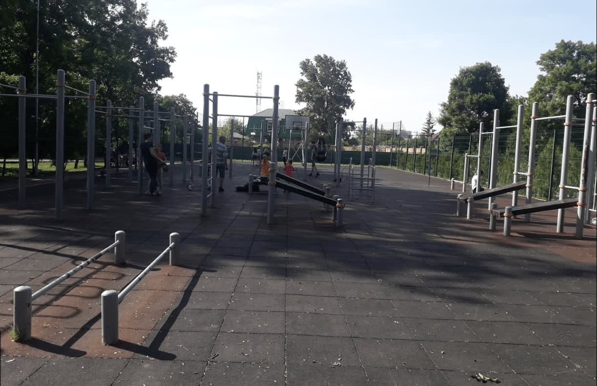 Bare paralele joase la Calisthenics Park at улица Мира, Белореченск – fotografia 4 din 5