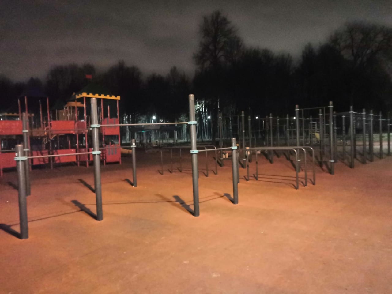 Barren bei Calisthenics Park at улица Токарева, Тула – Foto 3 von 4