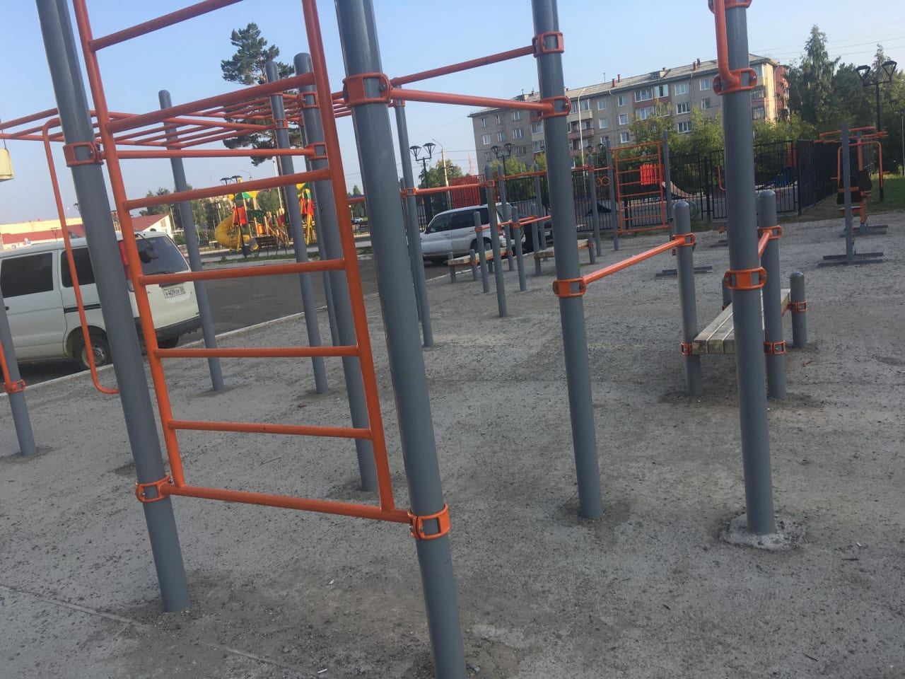 Bare paralele la Outdoor Gym in Ленинградский микрорайон, Саянск – fotografia 2 din 5
