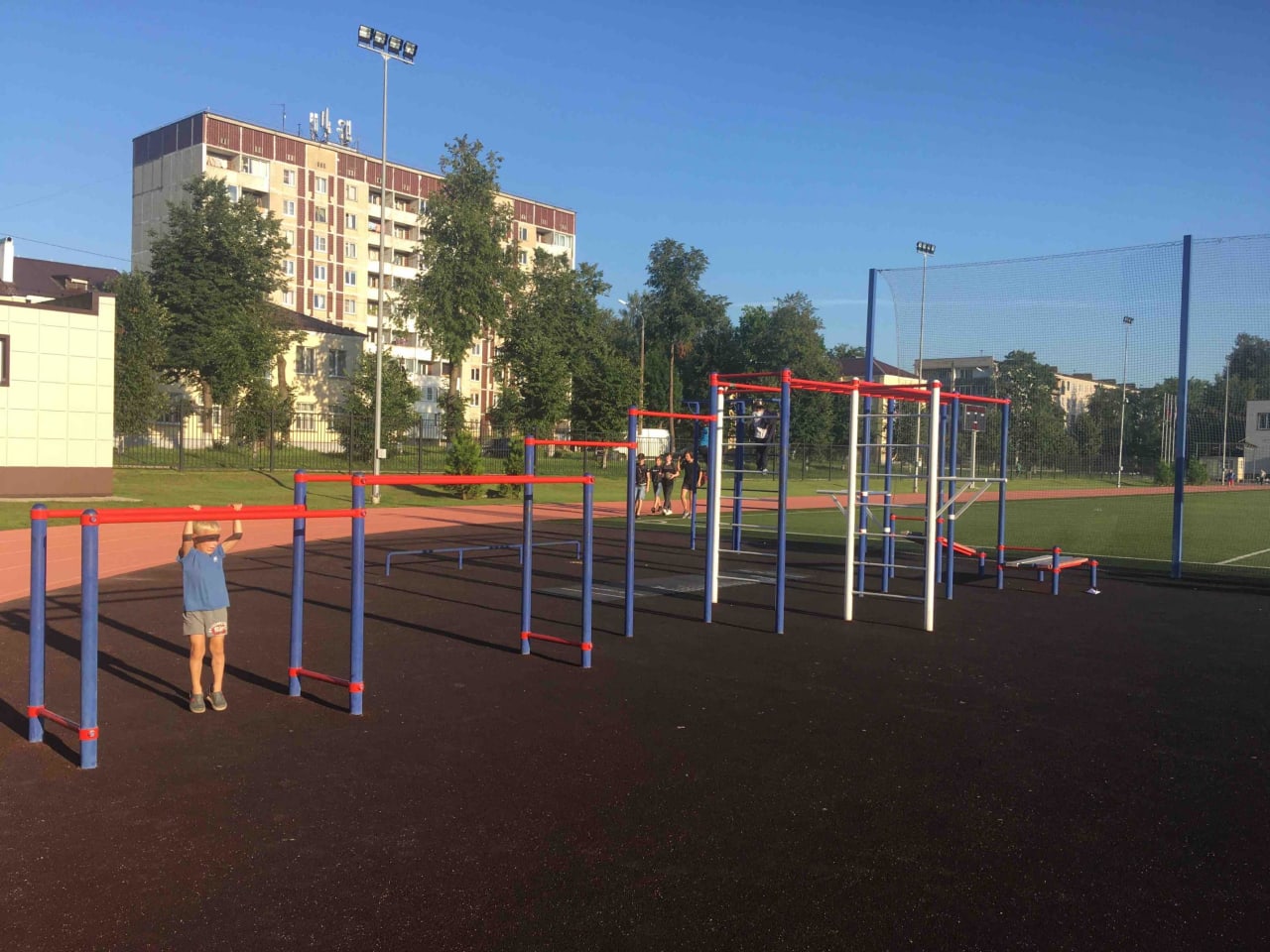 Sbarra per trazioni presso Calisthenics Park at ДЮСШ, Сланцы – foto 1 di 2