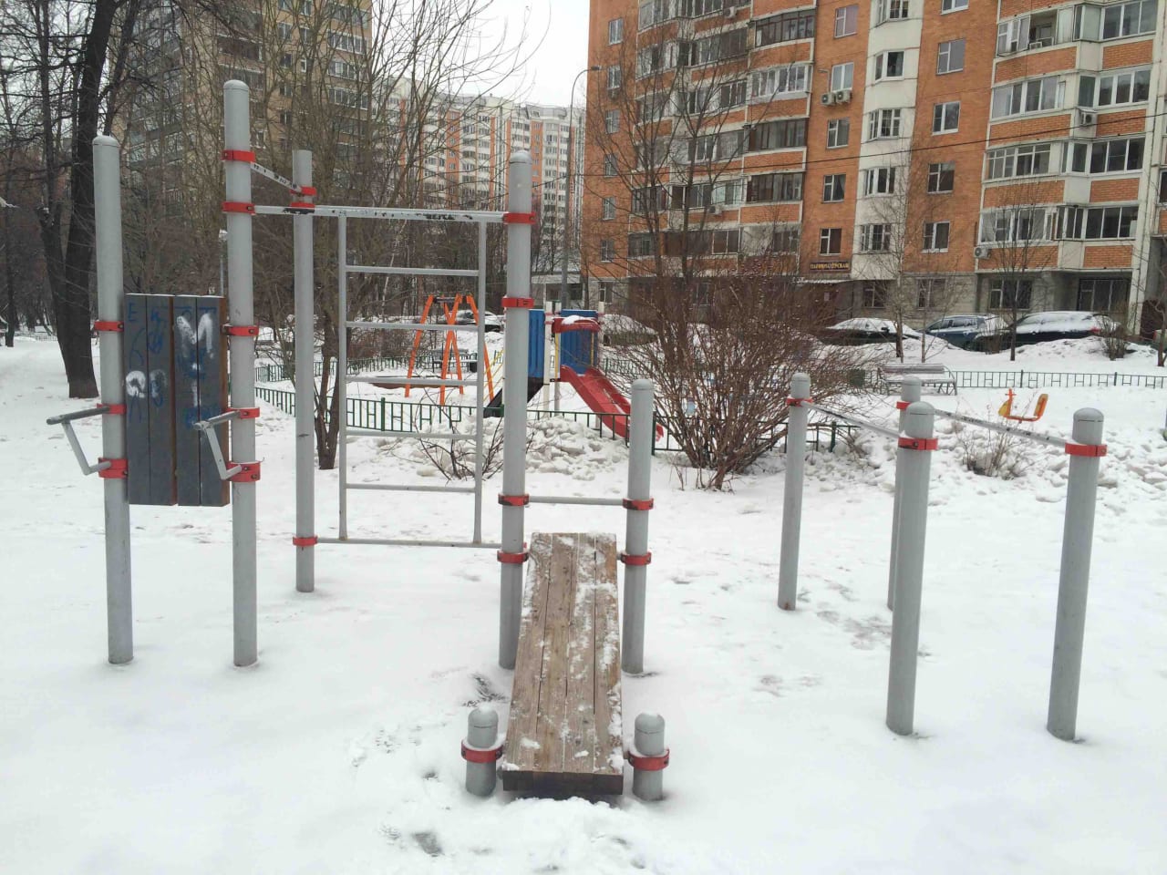 Pull Up Bar at Calisthenics Park at Ялтинская улица, Москва – photo 1 of 2