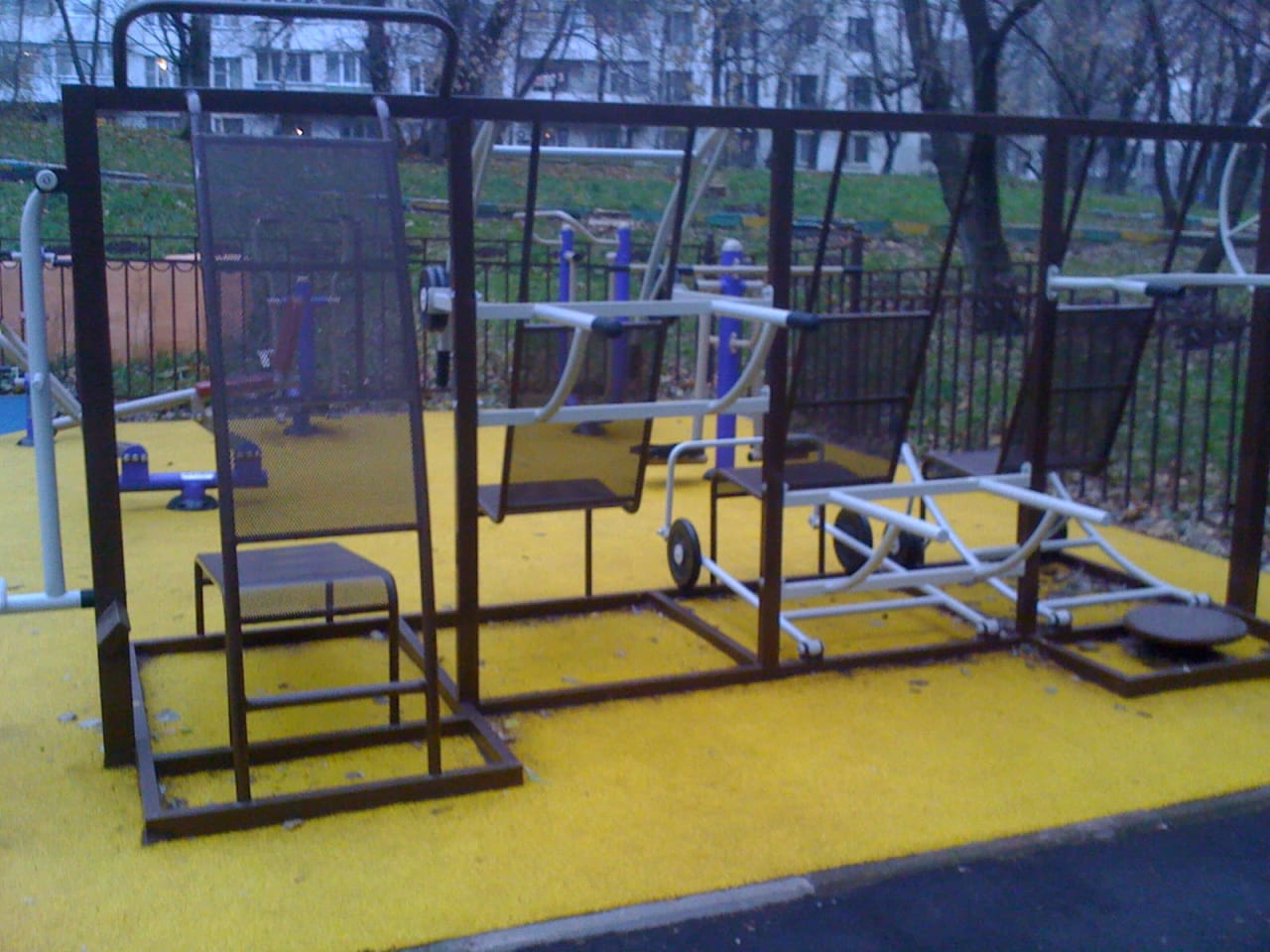 Повітряний лижник на майданчику Calisthenics Park at улица Новая Дорога, Москва – фото 5 з 6