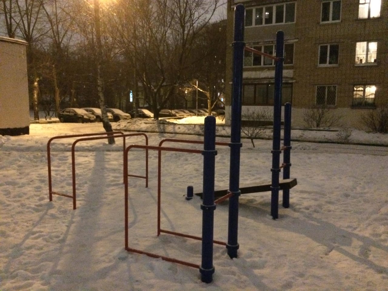 Скамья для пресса на площадке Calisthenics Park at улица Зои и Александра Космодемьянских, Москва – фото 3 из 4