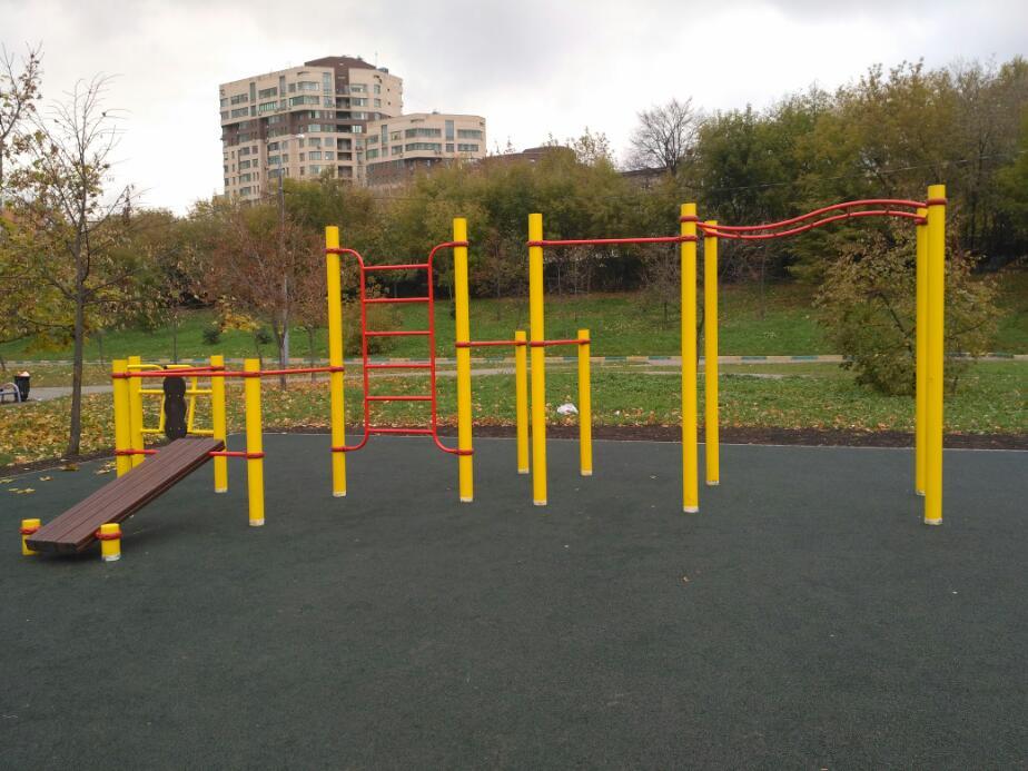 Pull Up Bar at Calisthenics Park at Краснодарская улица, Москва – photo 1 of 3