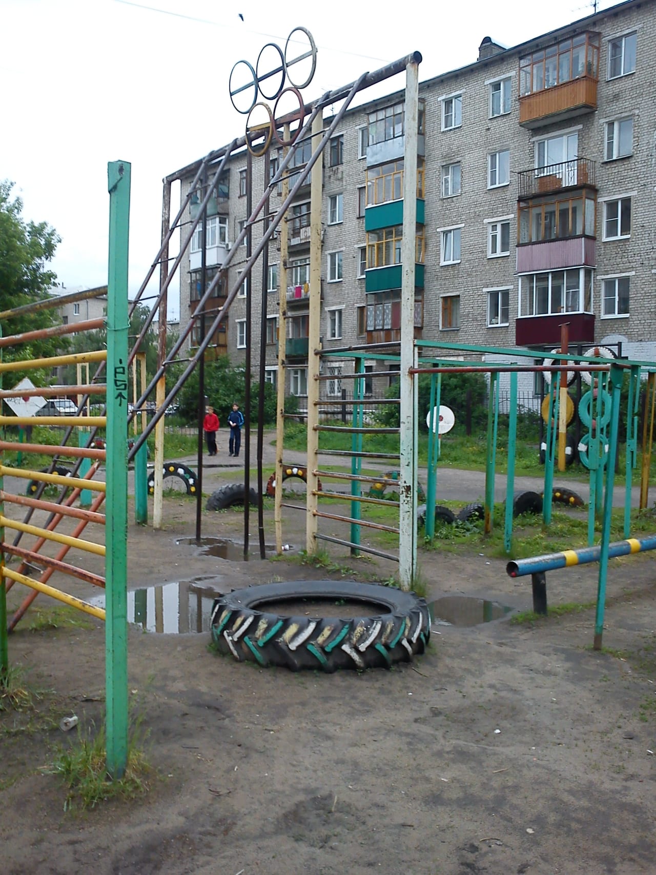 Bare paralele la Calisthenics Park at улица Мориса Тореза, Нижний Новгород – fotografia 2 din 4