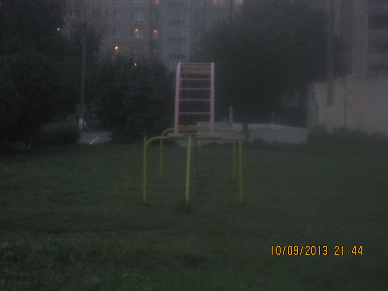 Parallel Gym Bars at Calisthenics Park at улица Молодогвардейцев, Челябинск #wp2819 – photo 2 of 2