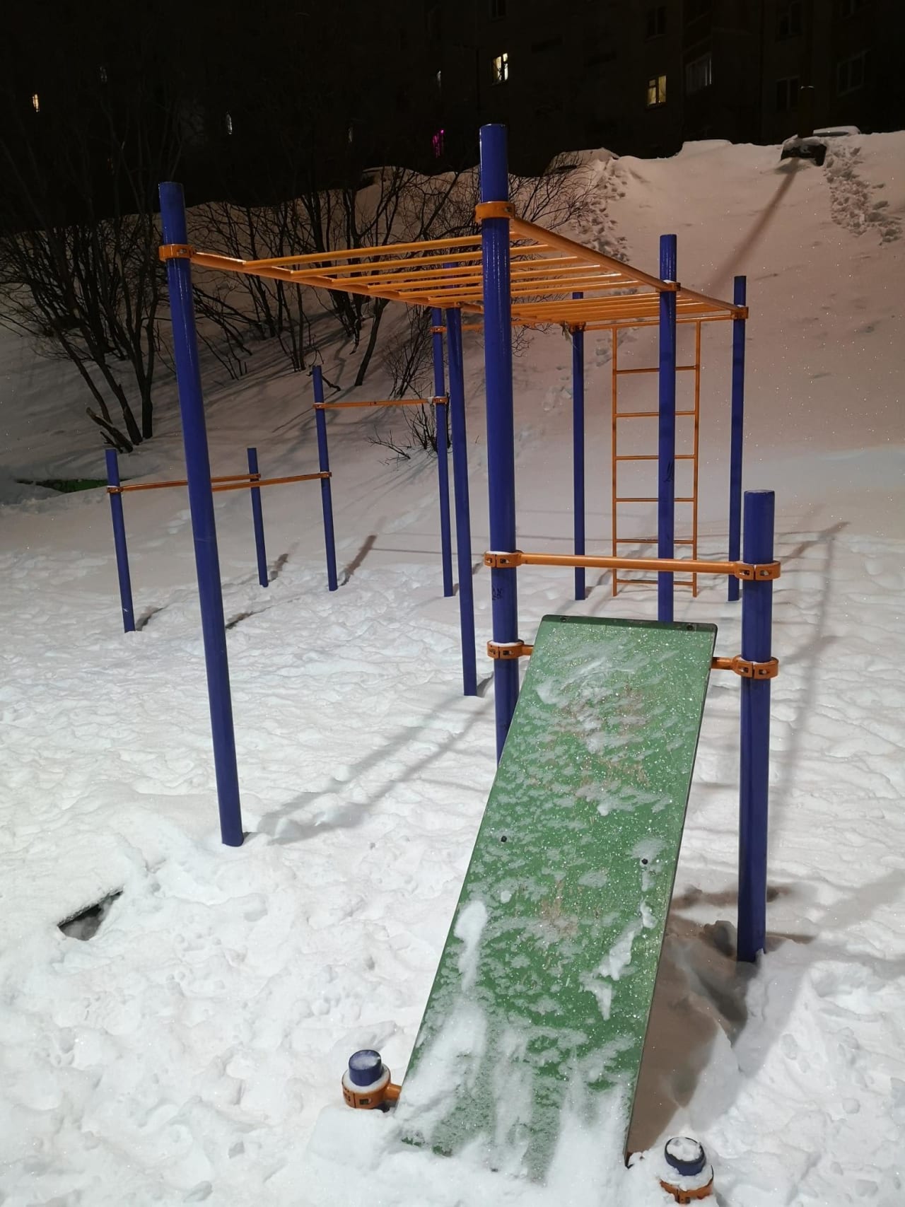 Klimmzugstange bei Calisthenics Park at улица Адмирала Сизова, Североморск – Foto 1 von 2