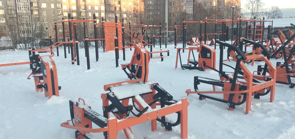 Klimmzugstange bei Calisthenics Park at Школьный проезд, Мончегорск – Foto 7 von 8