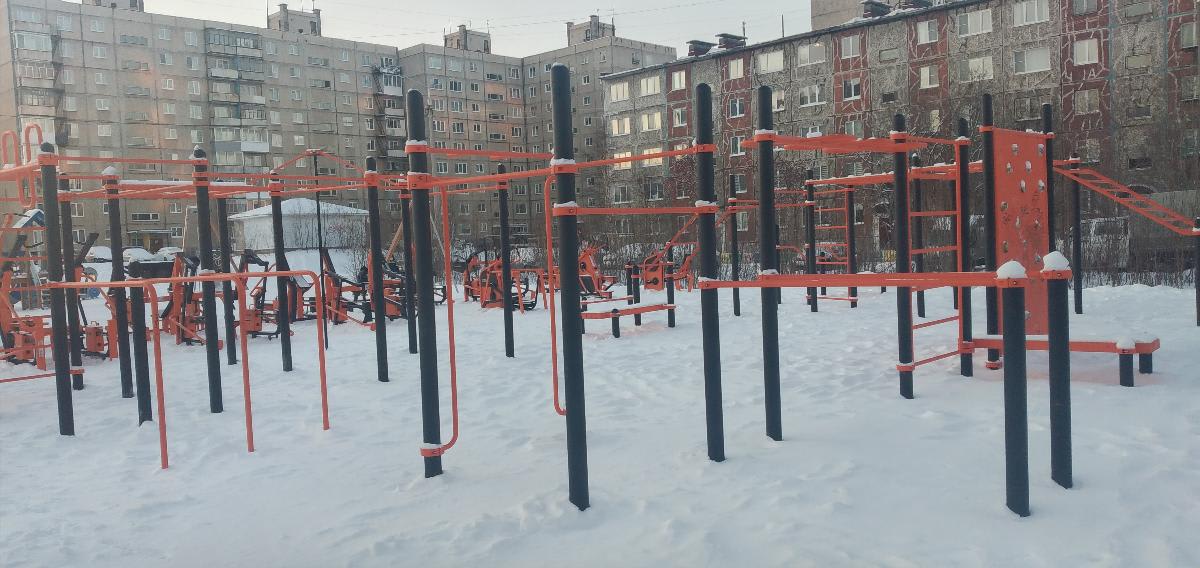 Bauchbank bei Calisthenics Park at Школьный проезд, Мончегорск – Foto 5 von 8