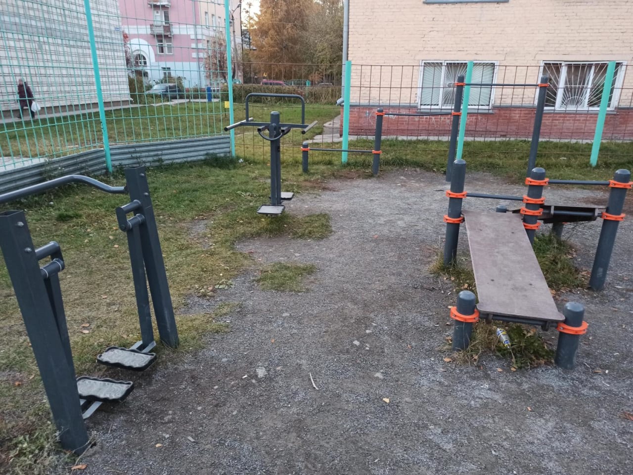 Panca per addominali presso Calisthenics Park at улица Крамского, городской округ Новосибирск – foto 4 di 4