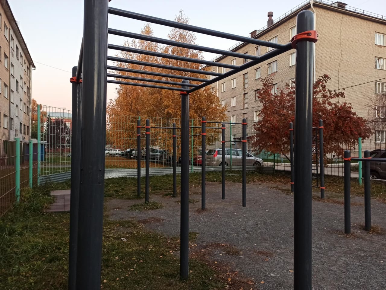 Parallele presso Calisthenics Park at улица Крамского, городской округ Новосибирск – foto 2 di 4