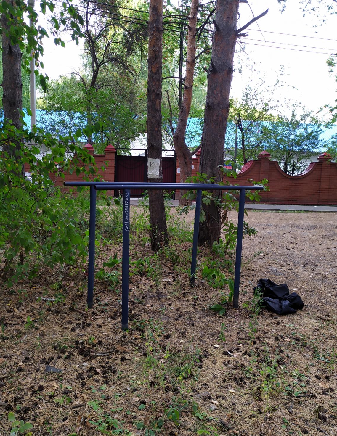 Sbarra per trazioni presso Calisthenics Park at улица Героев Сталинградской битвы, Тюмень – foto 1 di 2