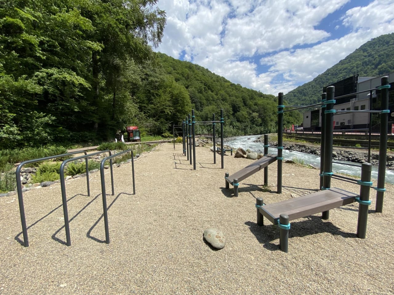 Низькі бруси на майданчику Calisthenics Park at набережная Панорама, Эстосадок – фото 4 з 4