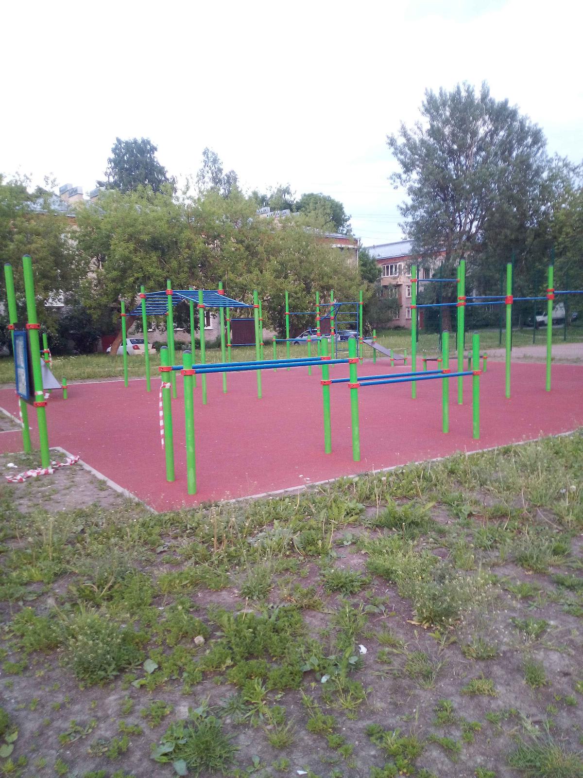 Sbarra per trazioni presso Calisthenics Park at площадь Аврова, Петергоф – foto 1 di 2