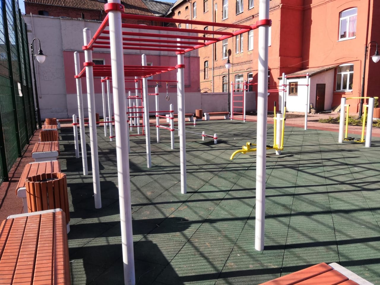 Bauchbank bei Calisthenics Park at улица Тельмана, Черняховск – Foto 5 von 6
