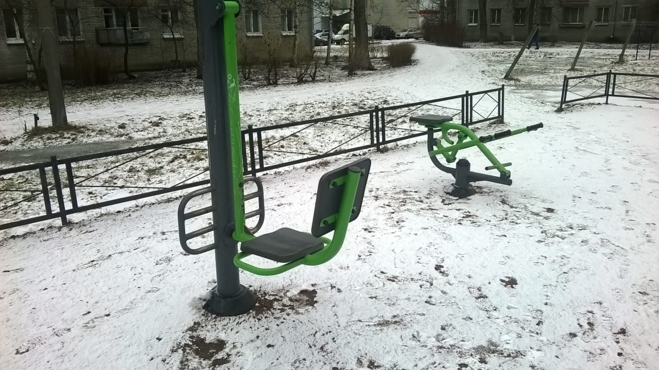 Bauchbank bei Calisthenics Park at бульвар Разведчика, Петергоф – Foto 4 von 8