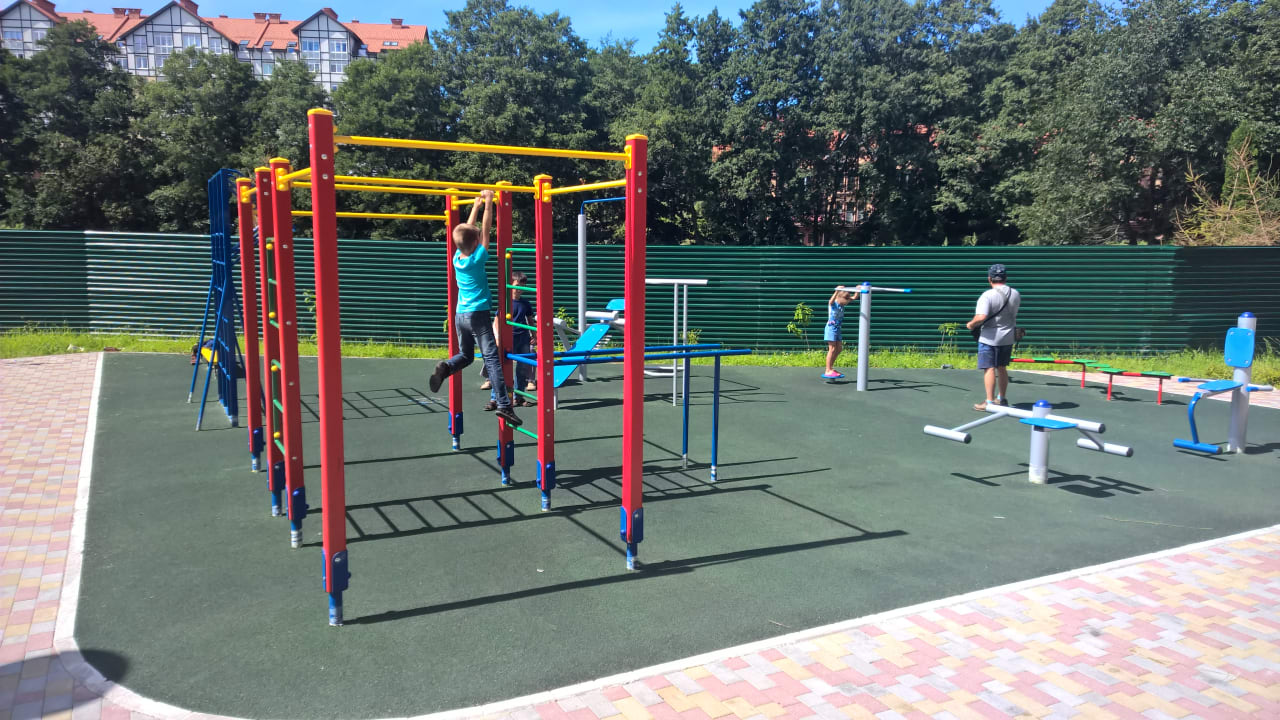 Parallele presso Calisthenics Park at Майский проезд, Светлогорск – foto 2 di 4