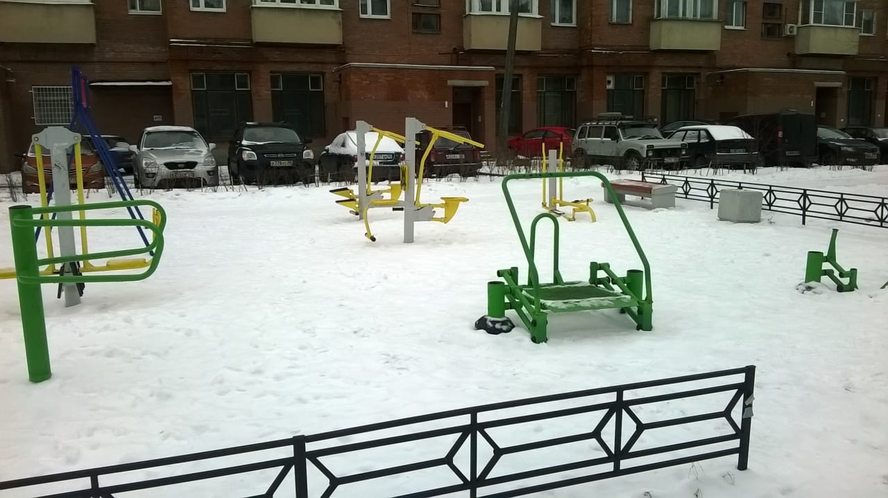 Langlauftrainer bei Calisthenics Park at улица Братьев Горкушенко, Петергоф – Foto 3 von 4