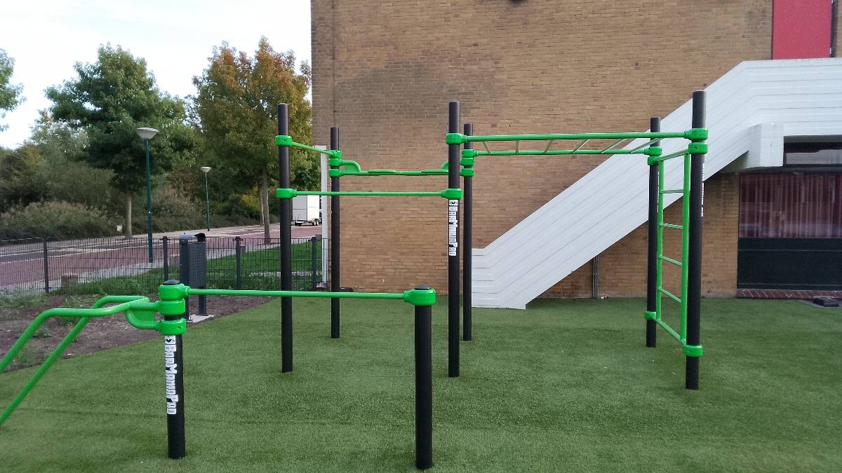 The park is located in front of the main entrance of the Rijnlands Liceum - photo 1