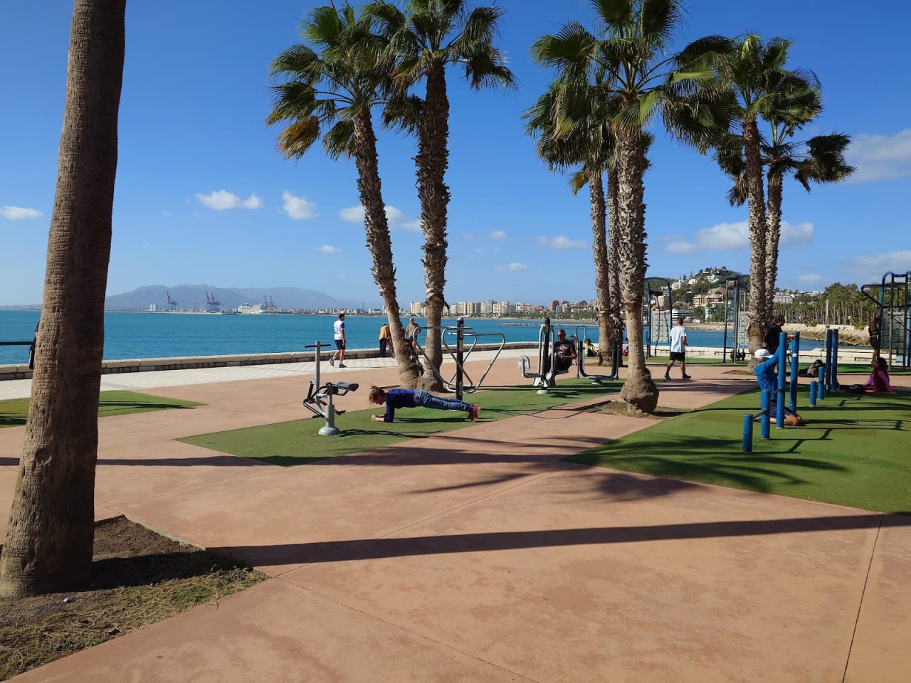 Parque de ejercicios del Paseo Marítimo — Small plaza featuring outdoor gym equipment, benches & a pavilion with palm trees & sea views. - photo 1