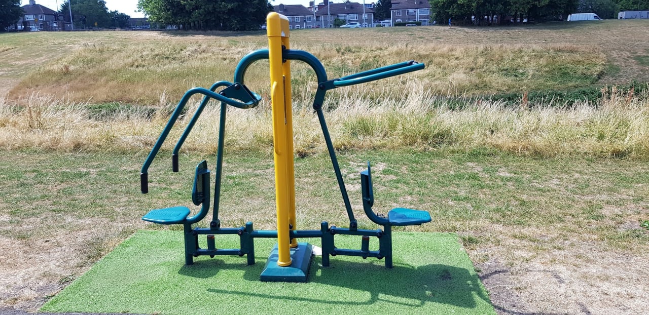 Simulator de schi fond la Calisthenics Park at Landsdowne Valley Park, Dublin – fotografia 2 din 5