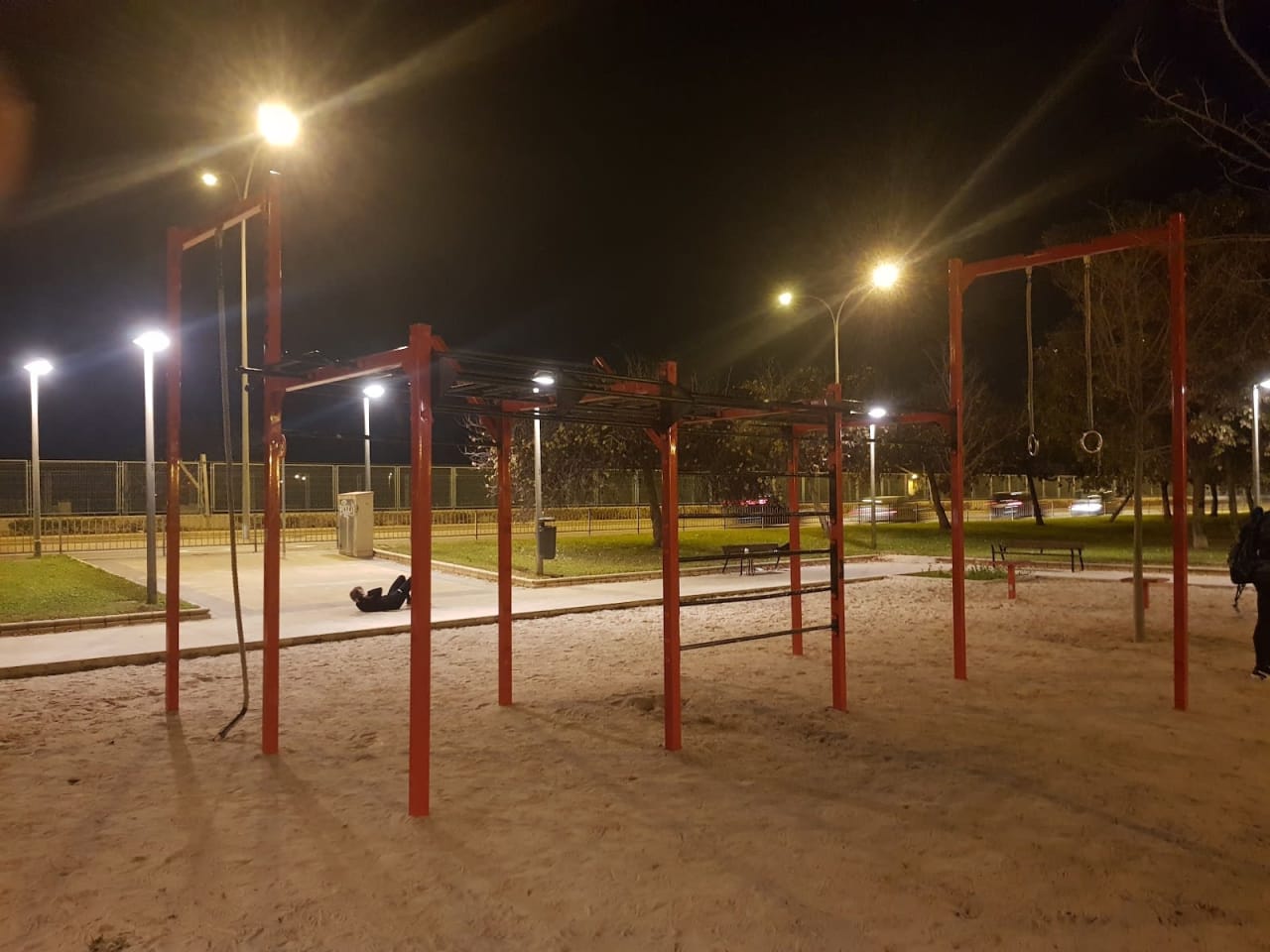Bauchbank bei Calisthenics Park at Carrer de l'Enginyer Fausto Elío, València – Foto 5 von 5