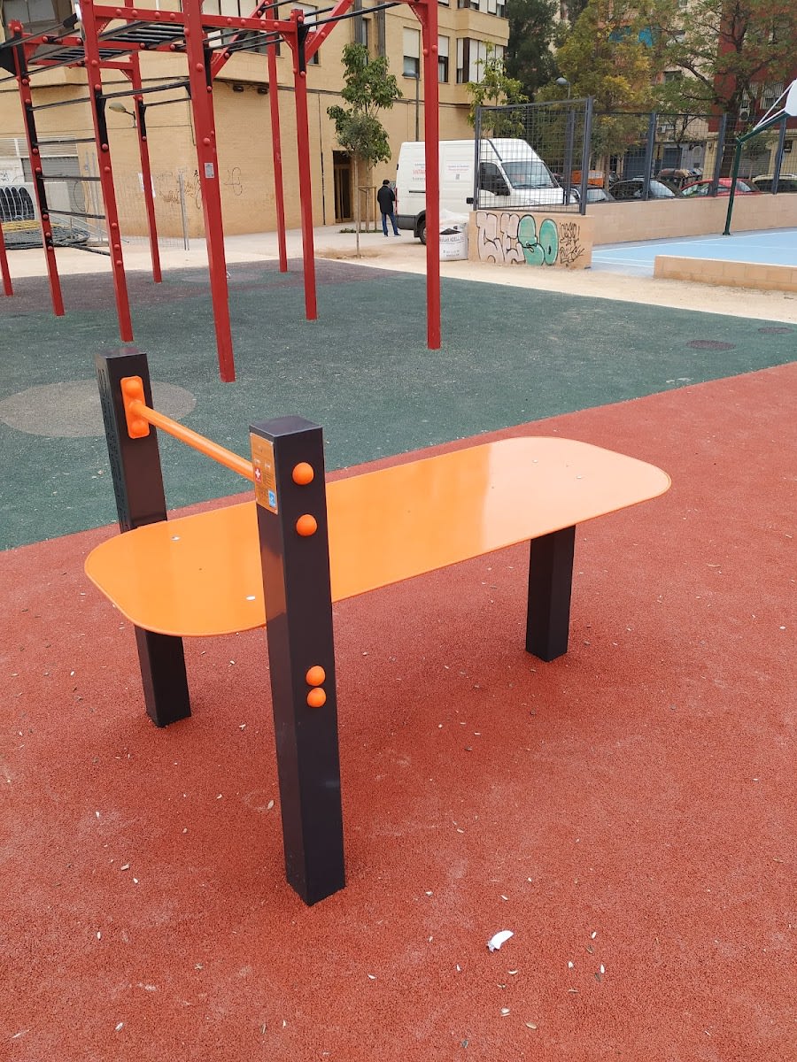 Bauchbank bei Calisthenics Park at Carrer d'Archena, València – Foto 5 von 6