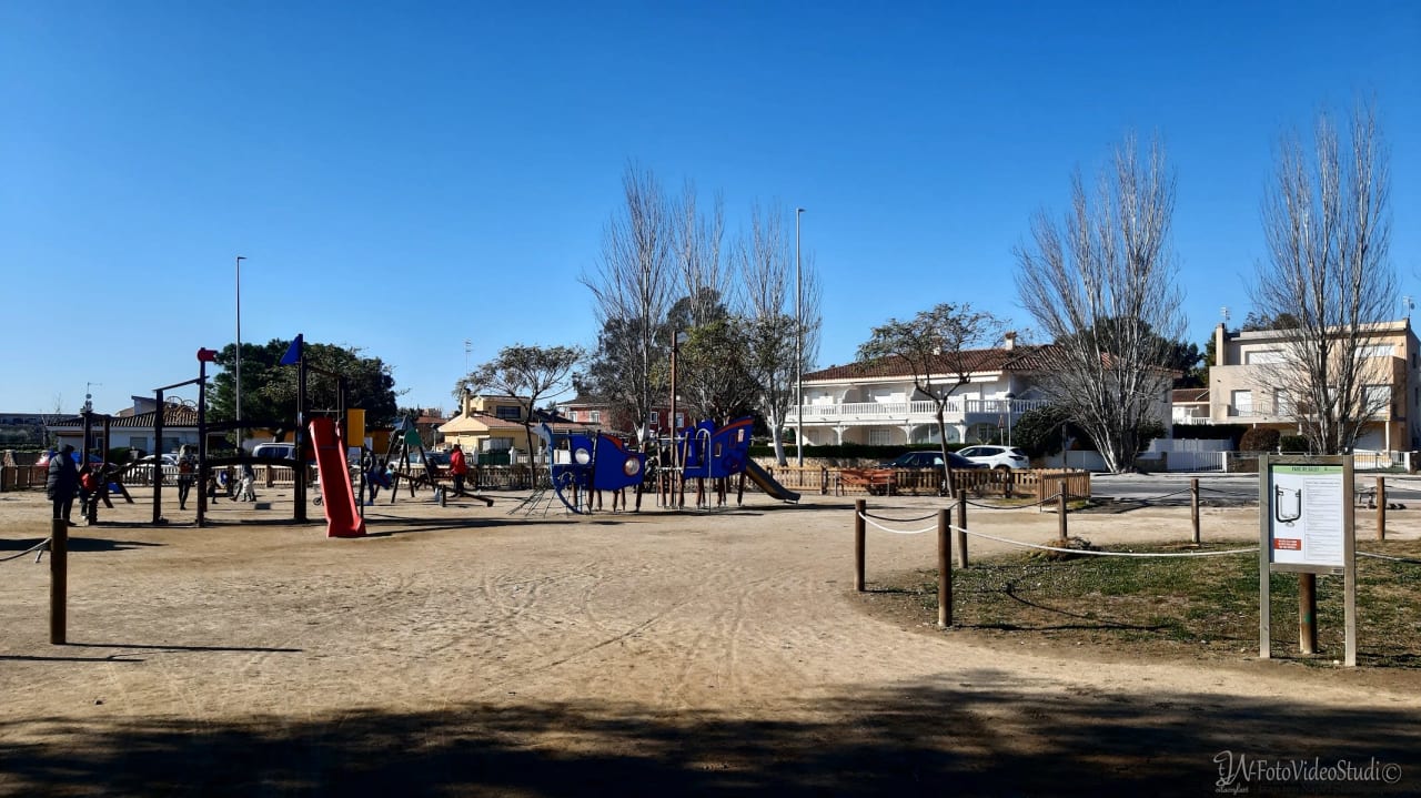 Parallel Gym Bars at Calisthenics Park at Carrer del Cantàbric, l'Ampolla – photo 2 of 4