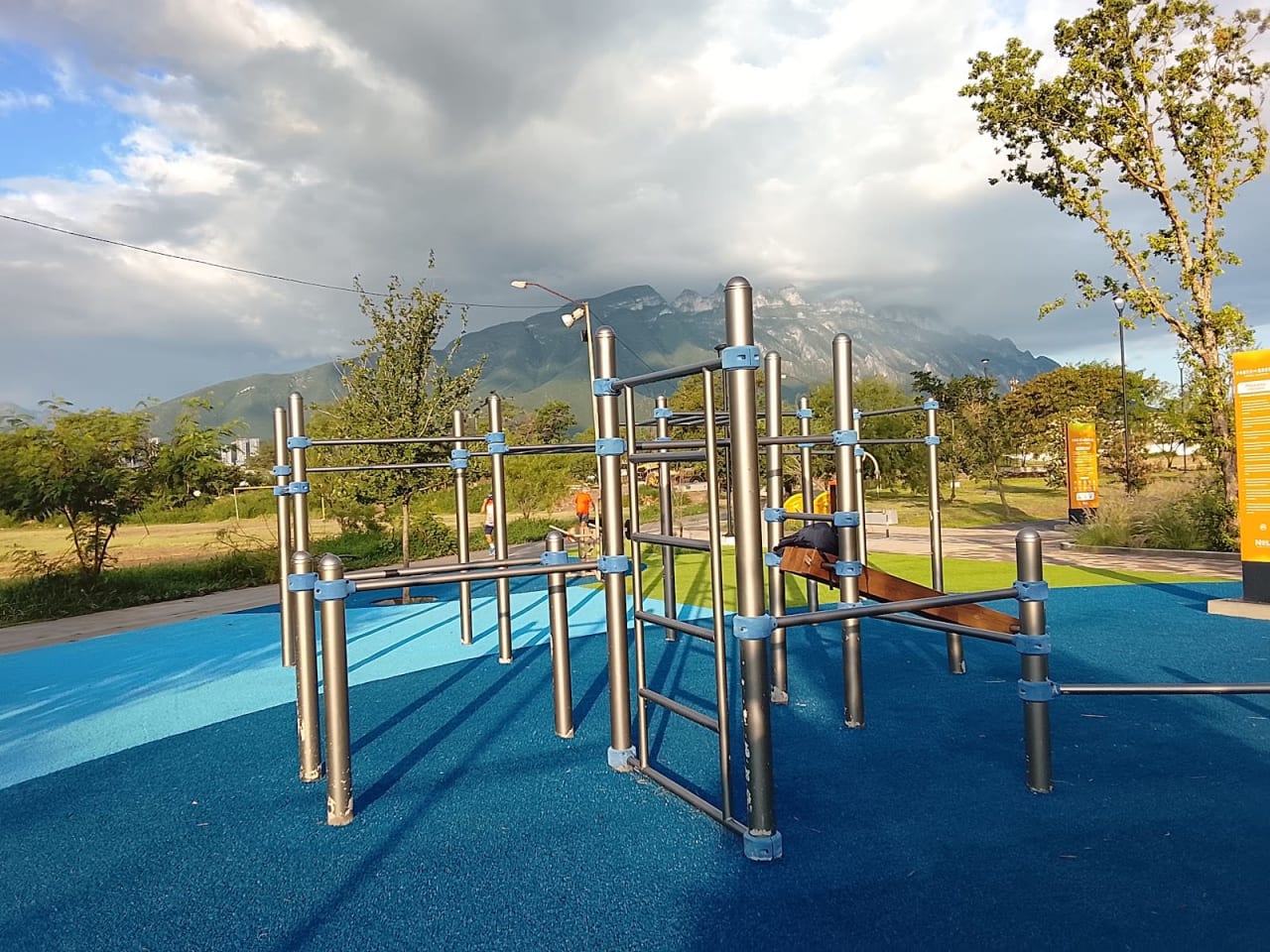 Pull Up Bar at Calisthenics Park at Calle Valle Cortés, Monterrey – photo 1 of 1