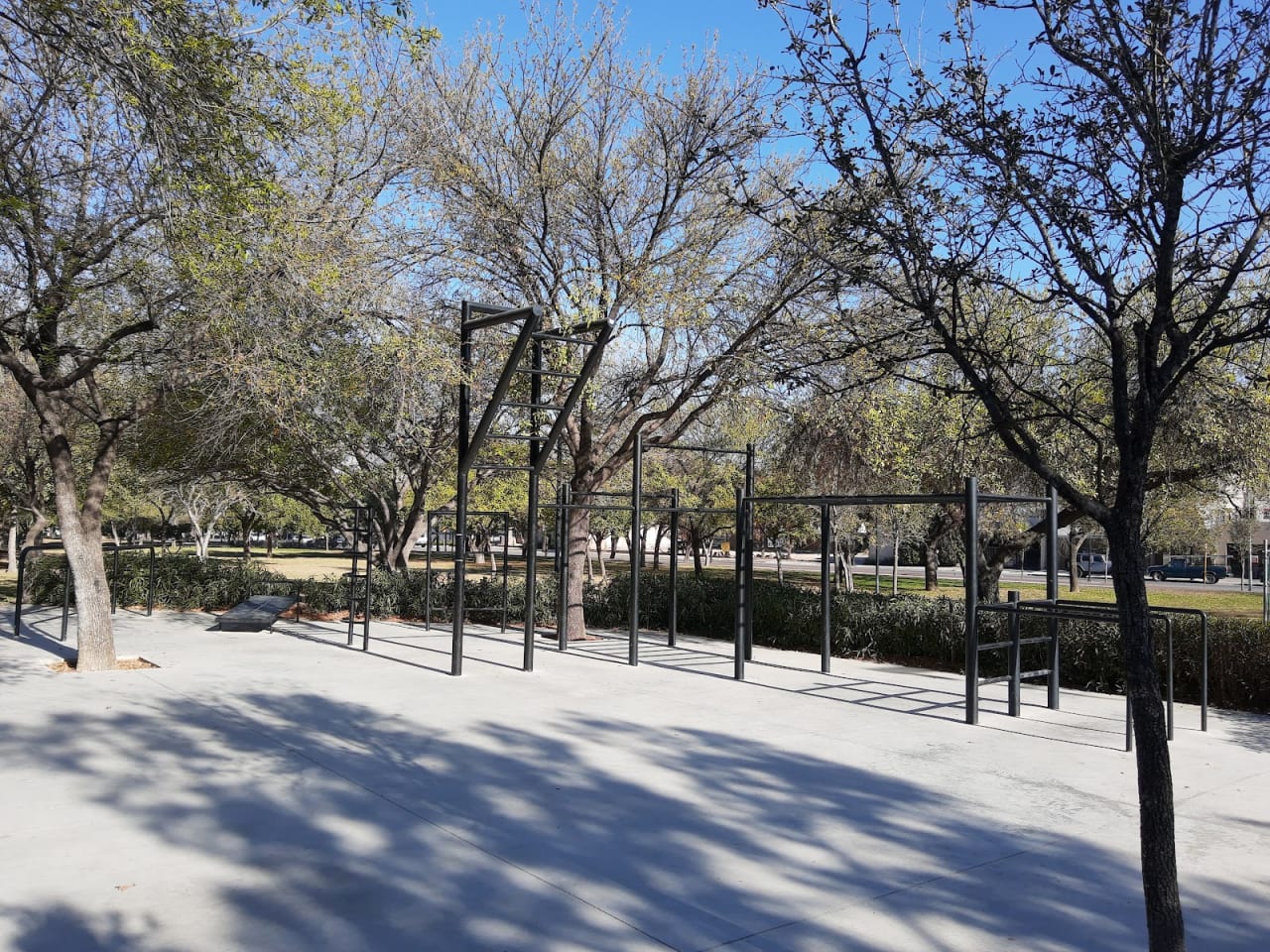 Pull Up Bar at Calisthenics Park at Calle Bosques de los Pirineos, San Pedro Garza García – photo 1 of 3