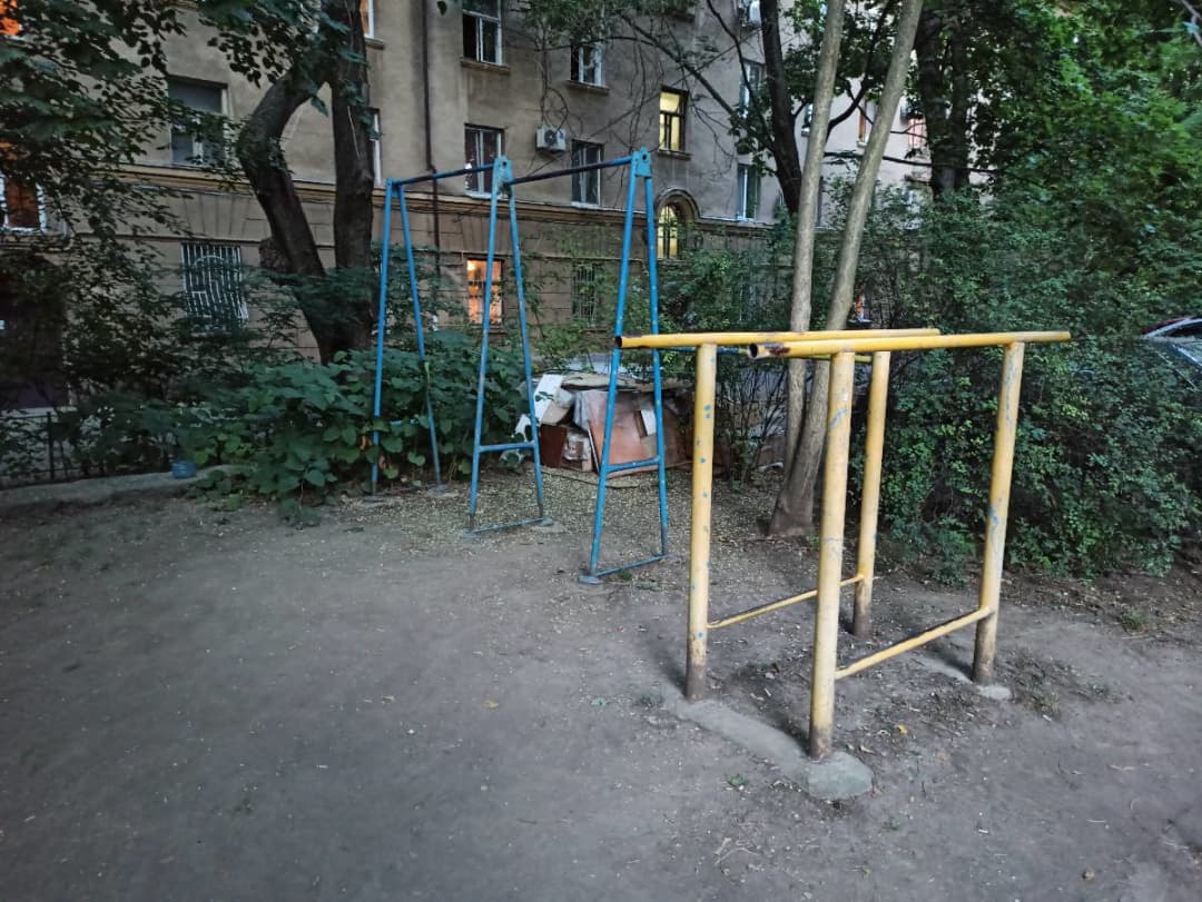 Бруси на майданчику Calisthenics Park at Фонтанська дорога, Одеса – фото 2 з 2