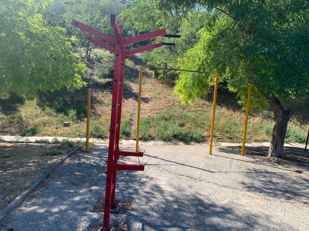 Klimmzugstange bei Calisthenics Park at вулиця Новоберегова, Одеса – Foto 2 von 7