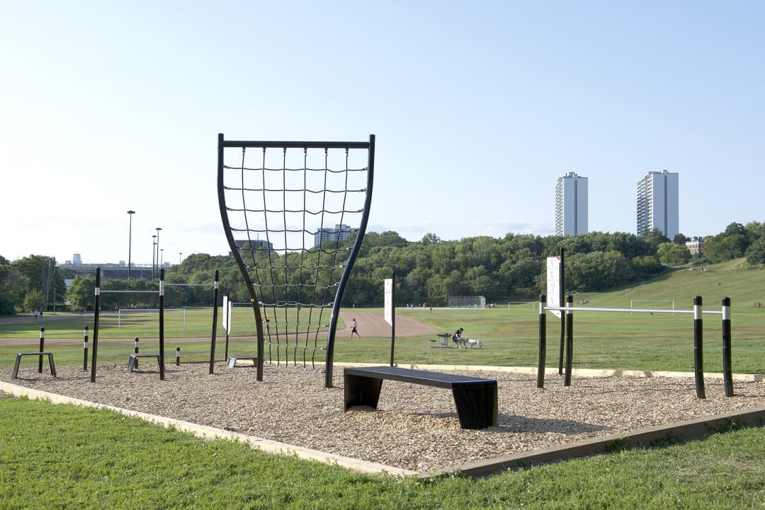 Plateforme de saut à Calisthenics Park at Riverdale Park Crossing, Toronto – photo 1 sur 2