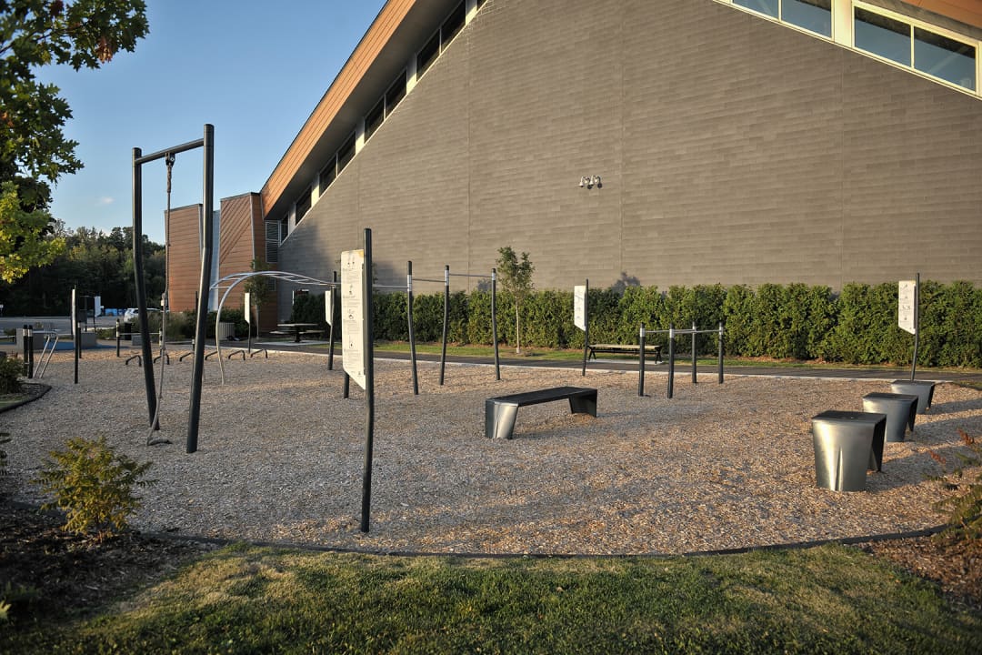 Платформа для стрибків на майданчику Calisthenics Park at Avenue Maywood, Pointe-Claire – фото 1 з 1
