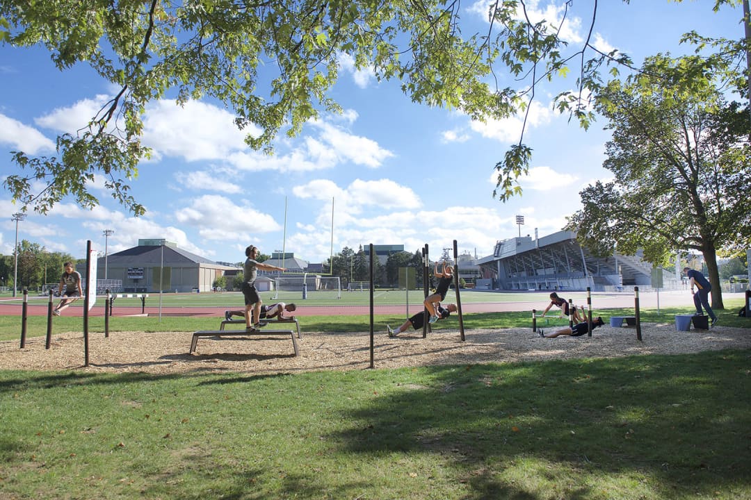Платформа для стрибків на майданчику Calisthenics Park at Main Street West, Hamilton – фото 1 з 1
