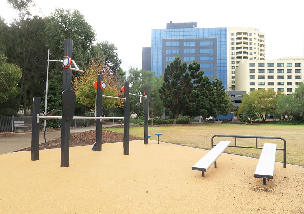 Platformă de sărituri la Calisthenics Park at Parkes Street, Sydney – fotografia 4 din 6