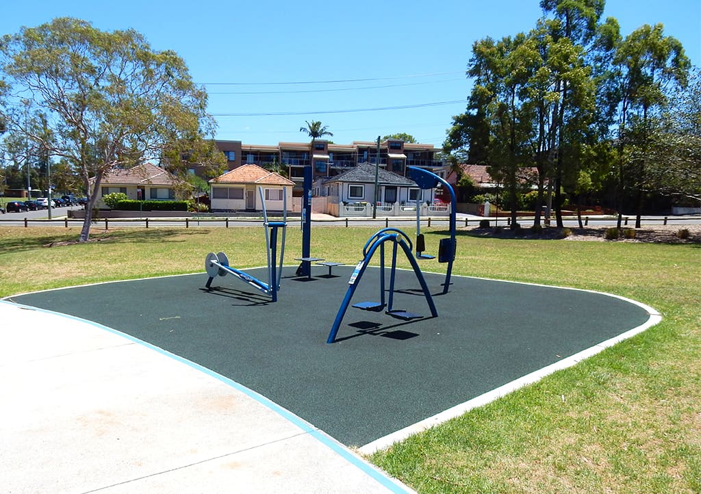 Piattaforma di salto presso Calisthenics Park at Glebe Street, Sydney – foto 2 di 6