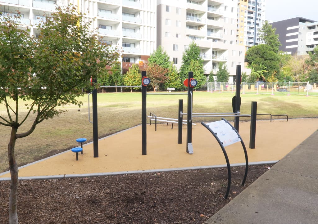 Bare paralele la Calisthenics Park at Parkes Street, Sydney – fotografia 2 din 6