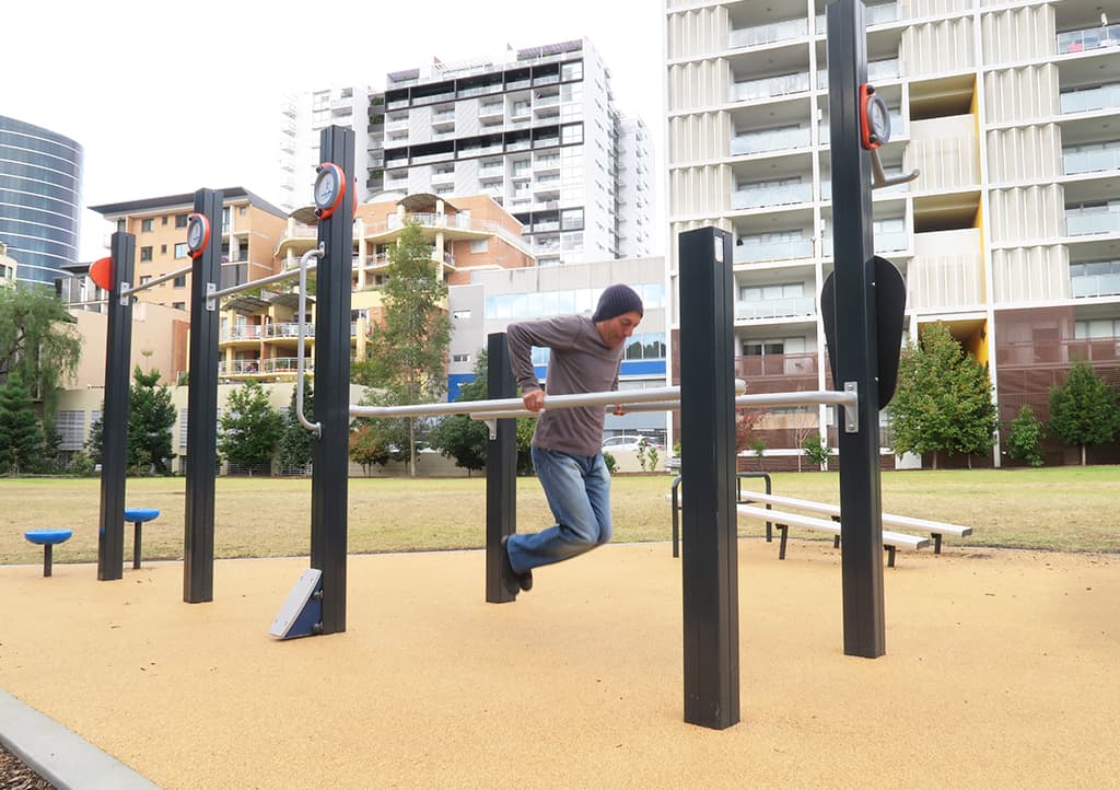 Bară de flotări la Calisthenics Park at Parkes Street, Sydney – fotografia 3 din 6