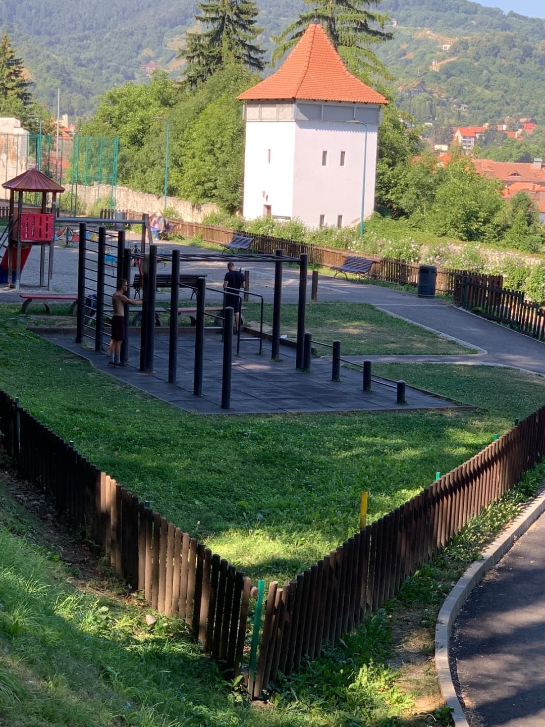 Barre de traction à Calisthenics Park at Aleea Tiberiu Brediceanu, Brașov – photo 1 sur 2