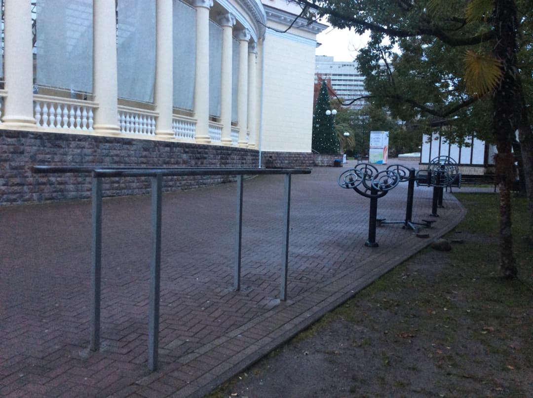 Bare paralele la Outdoor Gym in Театральная, Сочи – fotografia 3 din 4