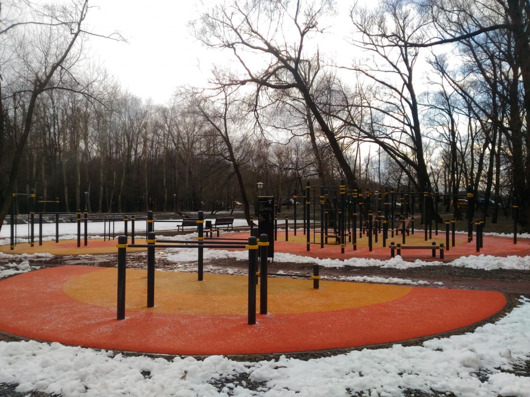 Bare paralele la Calisthenics Park at аллея Жемчуговой, Москва – fotografia 2 din 4